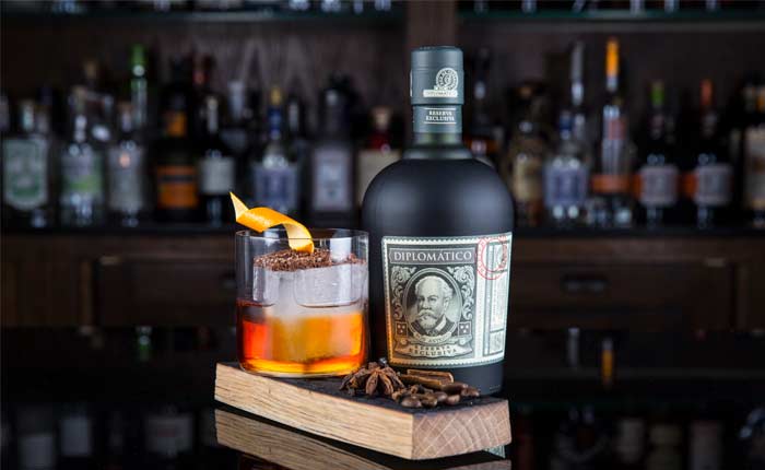  Old Fashioned Cocktail mit Botucal Reserva Exclusiva Rum genießen