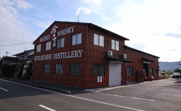 Brennereigebäude mit Schriftzügen: Matsui Whisky und Kurayoshi Distillery