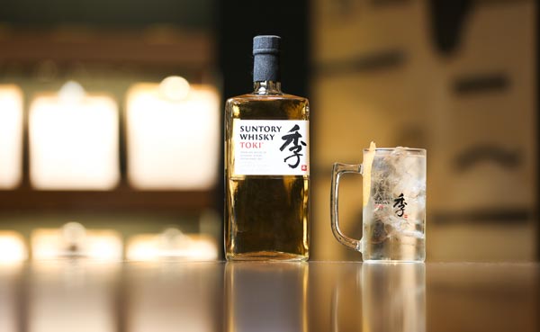 Suntory Toki Whisky mit einem mit Eis gefüllten Highball-Glas 